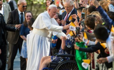 El Papa rompió, una vez más, las medidas de seguridad para saludar a una mujer en silla de ruedas en Washington. AFP