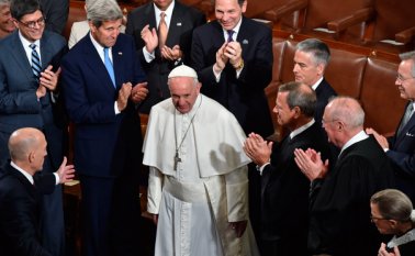 Francisco se convirtió en el primer líder de la Iglesia católica Romana en estar en una sesión conjunta del Congreso, incluyendo más de 500 legisladores, magistrados de la Corte Suprema y altos funcionarios del gobierno, incluyendo el vicepresidente Joe Biden y el secretario de Estado John Kerry. AFP