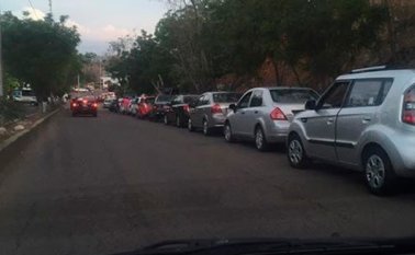 Colas para abastecer los vehículos en Cúcuta. Twitter