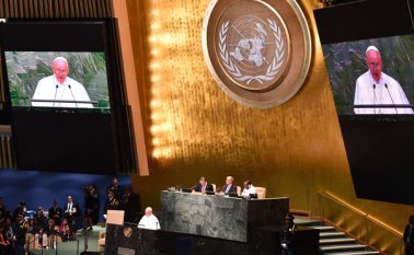El papa, en la ONU, criticó que algunos busquen “promover una colonización ideológica a través de la imposición de modelos y estilos de vida anómalos, extraños a la identidad de los pueblos y, en último término, irresponsables”. AFP