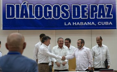 Juan Manuel Santos, presidente de Colombia; Raúl Castro, presidente de Cuba, y Rodrigo Londoño, alias Timochenko, jefe de las Farc. AFP