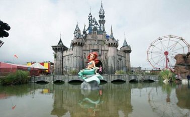 La exposición artística Dismaland hace una parodia de la cultura de consumo y el capitalismo. Internet