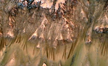 Las líneas descendientes serían marcaas de agua sobre Marte. Nasa