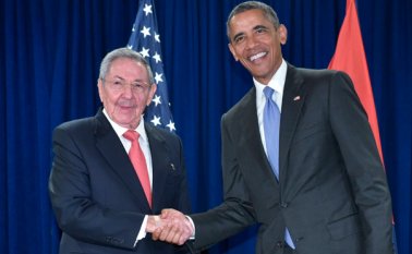 El presidente estadounidense Barack Obama se da la mano con su homólogo de Cuba, Raúl Castro, durante una reunión bilateral en el marco de la Asamblea General de las Naciones Unidas este martes. AFP