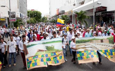 La muchedumbre procedente de 50 veredas de cuatro municipios recorrió desde la Plaza de Banderas hasta la sede de la Gobernación para exigir que se detenga el proyecto del acueducto metropolitano y se impulse el embalse del Cínera. Luis Alfredo Estévez