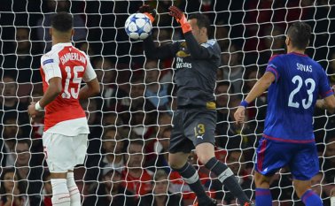 David Ospina cometió un error en el área que le costó un gol en el juego frente al Olympiakos. AFP