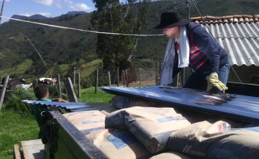 El secretario de Desarrollo entregó a los afiliados de Asolep materiales de construcción para mejorar los establos. Roberto Ospino