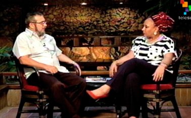 La exsenadora colombiana en una entrevista especial con el jefe máximo de las Farc, para Telesur. Captura de video