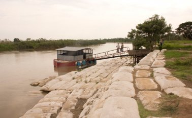 La barcaza desde la que se extrae el agua debería estar flotando y hoy está encallada. Aunque ayer llovió, el agua no supera un metro 50 de profundidad. Luis Alfredo Estévez