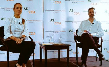 Lilian Tintori junto a Isaac Lee, de Univisión, en la sede del Consejo de las Américas. Twitter