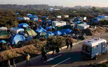 Refugios improvisados en Calais, Francia. Internet