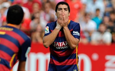 El delantero uruguayo de Barcelona, Luis Suárez, gesticula durante el partido de fútbol de la Liga española contra Sevilla FC. AFP