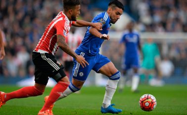 El delantero colombiano del Chelsea Radamel Falcao compite contra el inglés defensor Ryan Bertrand, del Southampton. AFP
