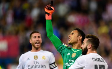 El error de los blancos en el área fue afrontado de manera victoriosa Keylor Navas, sobresaliente en su primera temporada como titular. AFP