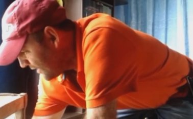 Imagen tomada de un video en el que se observa a 'Megateo', instruyendo a sus hombres en el lanzamiento de misiles tierra - aire artesanales. Colprensa