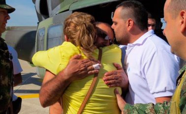 La víctima Norberto Ruiz es recibido en Bucaramanga por algunos de sus familiares. Ejército Nacional