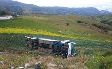 Momentos de angustia vivieron habitantes del sector y pasajeros durante el accidente. Roberto Ospino
