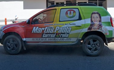 ¿Cuál es el color original de esta camioneta?, si las autoridades quisieran hacer su trabajo deberían multar al dueño del carro por violar la resolución 002444 de 2003.   Rodrigo Sandoval