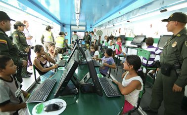 Al interior de un bus interactivo los niños recibieron charlas sobre aprovechamiento del tiempo libre. Obando