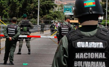 Los efectivos no permitieron el tránsito al vehículo que trasladaba a la mujer en el puente internacional José Antonio Páez. Archivo