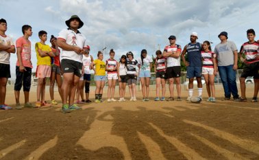 William León le habla a sus jugadores de rugby. AFP