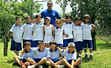 En la foto: José Díaz, Santiago Angarita, David Abrajim,  Ivana Cristo, Sarah Abrajim, José Miguel Peñaranda, Tomás Jaimes y Pablo Vasco. Sentados: Javier Duarte, Sigward Peñaloza, Tomás Lamk y Samuel Suárez. Ellos aparecen en la imagen junto al profesor Dayan Pérez. Cortesía
