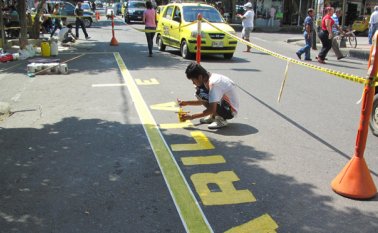 Esta zona de taxi fue creada en la avenida 5, entre calles 11 y 12, uno de los tramos más congestionado de tráfico automotor. Como se puede observar, abarca casi media calzada. Alfredo Estévez