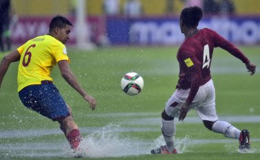 El mal estado de la cancha del estadio Atahualpa de Quito fue criticado en redes sociales. AFP