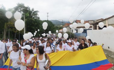 Los 3.100 comerciantes cerraron sus establecimientos para acudir a la marcha. Daicy Echeverri
