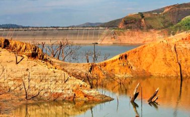 El bajo nivel de algunos embalses del país tienen en alerta a las autoridades locales. Colprensa