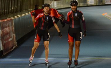 Las patinadoras Daniela Lindarte y María Camila Torres ondean la bandera rojinegra de Norte Santander al ganar la medalla de bronce en el relevo femenino de los 3.000 metros, junto a Mayerly Amaya. Colprensa