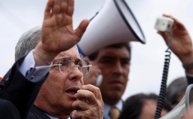 Álvaro Uribe arremetió este jueves contra el presidente Santos. Colprensa