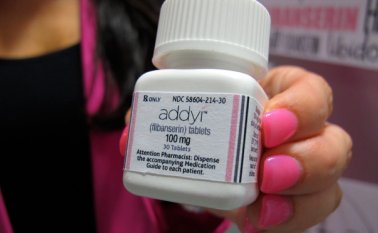 Addyi actúa sobre sustancias químicas cerebrales relacionadas con el deseo sexual. AP