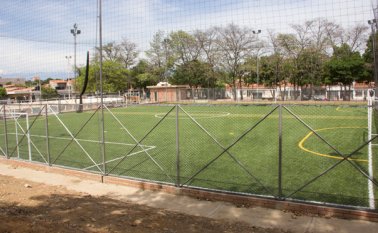 La cancha sintética de Prados del Este fue construida a medidados del año por Coldeportes y el Instituto Municipal para la Recreación y el Deporte (Imrd). Alfredo Estévez