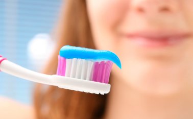 La lengua acumula bacterias que generan el mal aliento, por eso debe ser bien cepillada. Internet