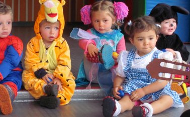 Los niños se identifican con el superhéroe de moda, la profesión de los padres, el personaje de televisión favorito, o en el caso de las niñas, con las protagonistas de los cuentos de hadas. Internet