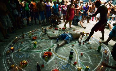 Buena parte de ‘creyentes de sus tradiciones orales’ toma parte en una ceremonia espiritual. AFP