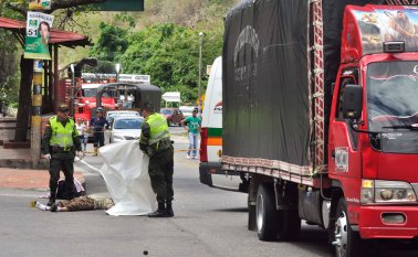 El cuerpo del abuelo quedó tendido en la carretera, tras ser embestido por un camión. Edinsson Figueroa