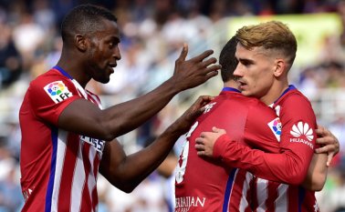 Antoine Griezmann del Atlético de Madrid (a la derecha), celebra su gol con sus compañeros Koke (centro) y Jackson Martínez, después de anotar ante la Real Sociedad. AP