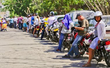 Se han hecho cotidianas las colas par comprar gasolina en las estaciones de servicio de Cúcuta. Archivo