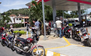 Así amanecieron este lunes las estaciones de servicio de Cúcuta y el departamento, cerradas por falta de combustible. Rodrigo Sandoval