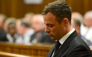 El atleta, amputado de ambos pies a los 11 meses de edad, se convirtió en una estrella mundial al competir con atletas válidos en los Juegos Olímpicos de Londres-2012. AP