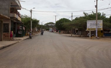 La vía principal de El Rodeo nunca había sido asfaltada. Así luce un tramo de la vía que une al Minuto de Dios, Las Coralinas, El Rodeo y Juana Rangel de Cuéllar. Juan Pablo Cohen