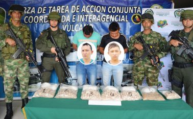 A los operativos se suman las capturas de Jhon Rodríguez Mora y Carlos Rodríguez Mora, detenidos en Campo Dos, Tibú, con 5 kilos de base de coca. Ejército Nacional