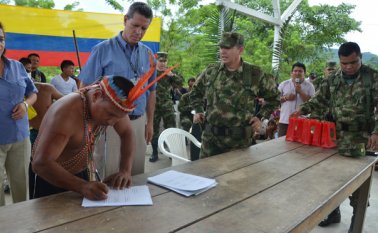 El cacique David Alchokirovira, del resguardo Catalaura, y Parques Naturales firmaron la creación de una comisión para implementar acciones de manejo del parque. Rodrigo Sandoval
