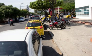 Para la Alcaldía, mientras el Ministerio de Minas no replantee la forma de dar los cupos a las gasolineras, las colas en estos negocios se mantendrán. Los usuarios aseguran que los surtidores son obsoletos. Alfredo Estévez