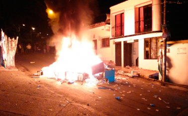 La Fuerza Pública acudió para controlar las manifestaciones violentas. Colprensa