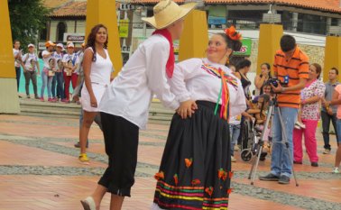 En la plazoleta San Francisco se desarrolló la presentación de los grupos de danzas. Daicy Echeverry