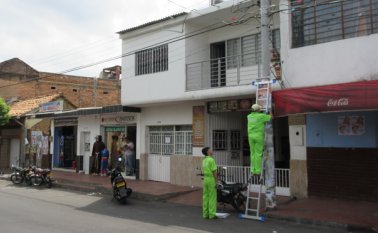 Unas 22 camionetas y 80 operarios se dieron a la tarea de limpiar la publicad política que está pegada en toda Cúcuta.  Suministrada