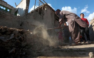 Un hombre afgano borra los escombros de una casa dañada después del fuerte terremoto, en Kabul. AP